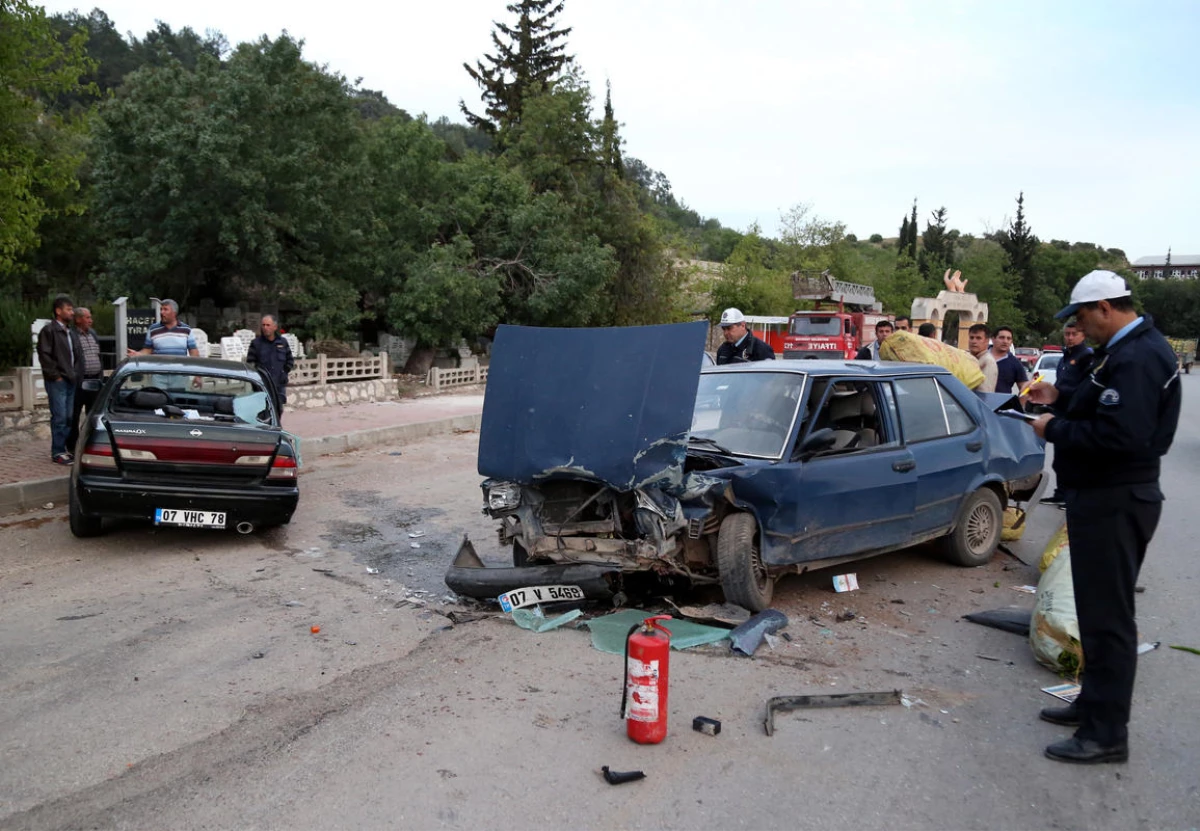 Antalya\'da Trafik Kazası: 1 Yaralı