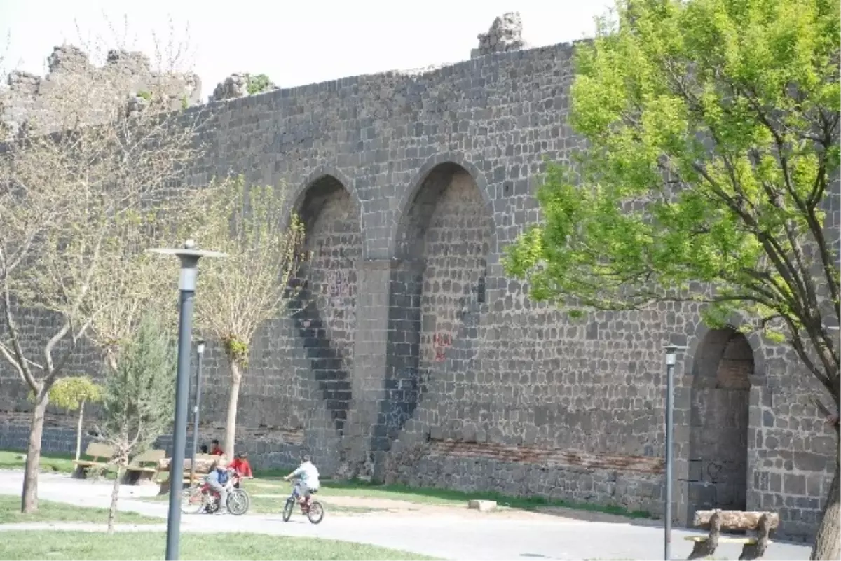 Diyarbakır Surlarındaki Kalp Figürü Görenlerin İlgisini Çekiyor