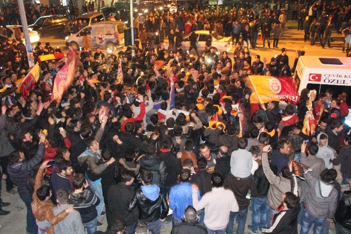 Erzurum\'da Derbi Sonrası Taraftarlar Arasında Olaylar Çıktı