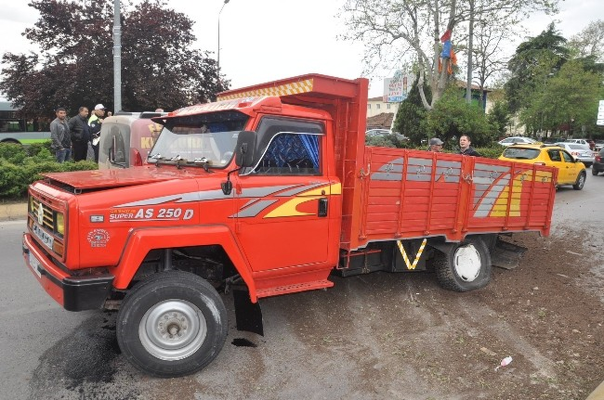 Gübre Yüklü Kamyonetin Freni Patladı: 3 Yaralı