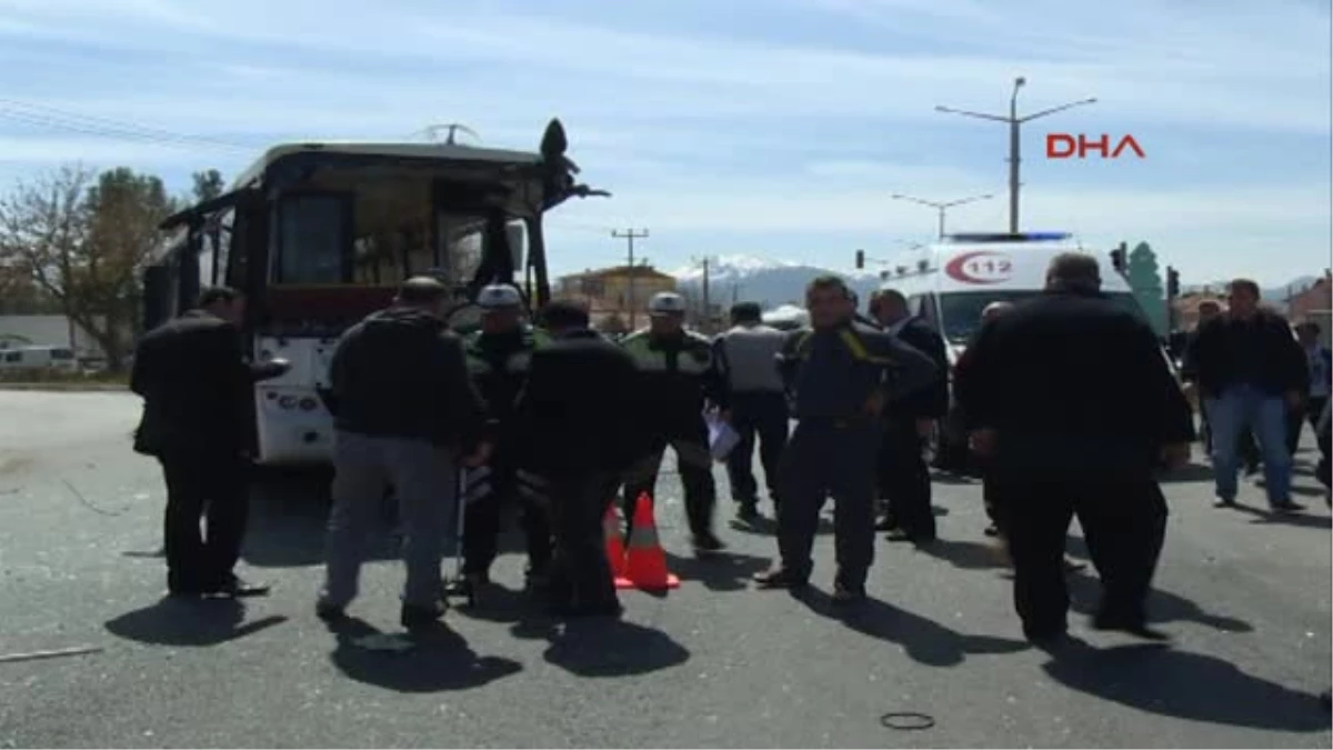 Kamyon, Özel Halk Otobüsüyle Çarpıştı: 6 Yaralı