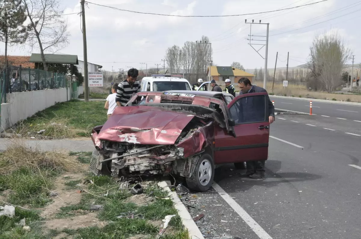 Kütahya\'da, İki Otomobil Çarpıştı: 6 Yaralı