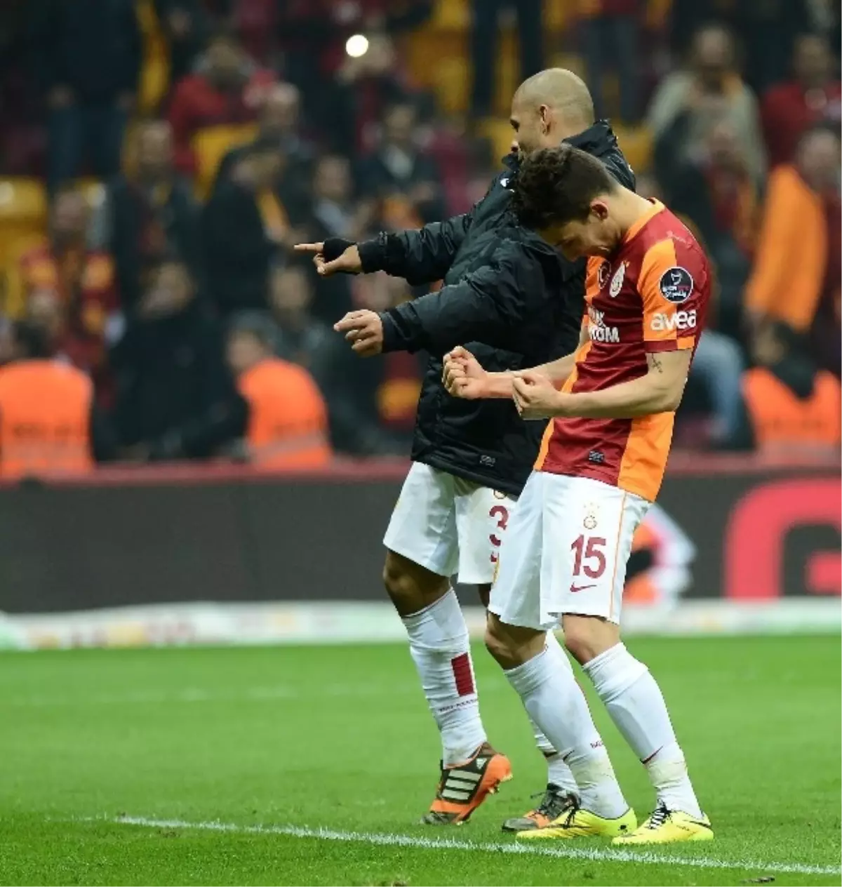 Melo ve Alex Telles\'ten Galibiyet Dansı