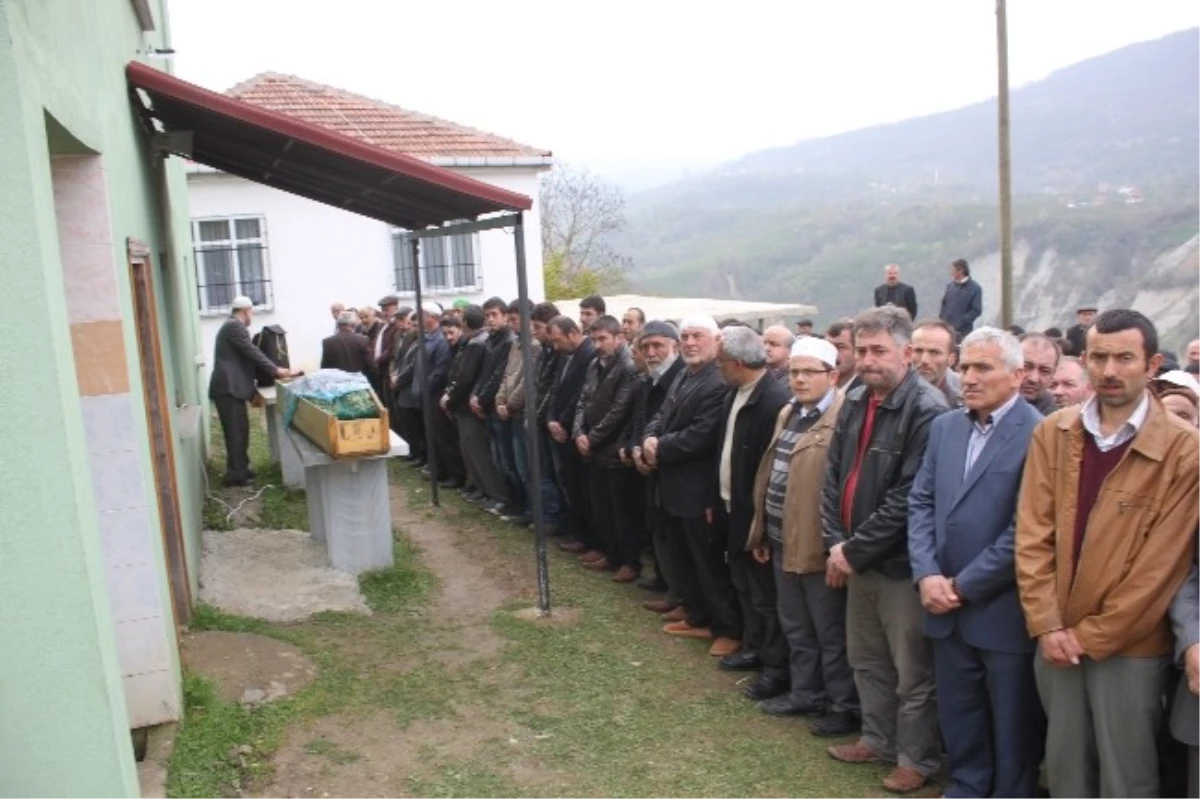 Trafik Kazasında Ölen Kadın Gözyaşları İçinde Toprağa Verildi