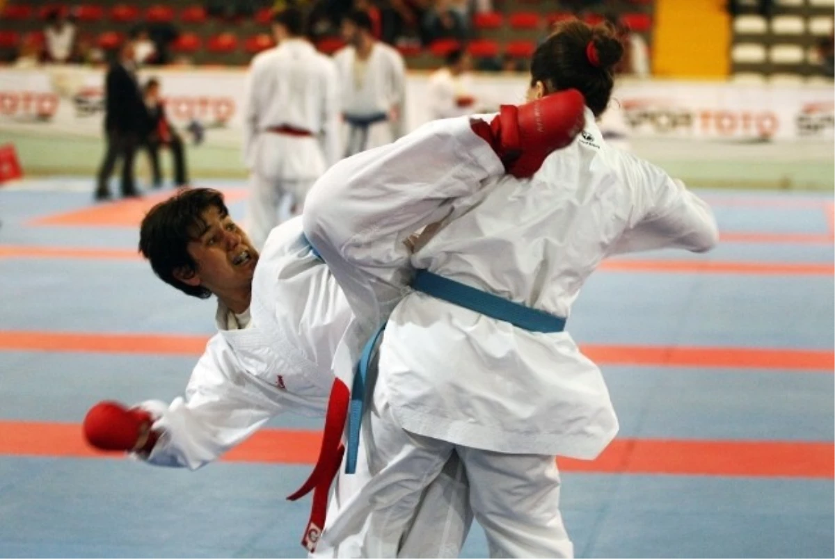 Türk Karateciler Boğaziçi Açık\'ta Madalyaları Topladı