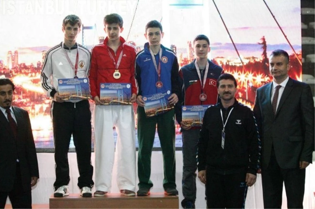 Uluslararası Boğaziçi Açık Karate Şampiyonası\'nda Üçüncü Olan Ali Güney Yalova\'nın Gururu Oldu