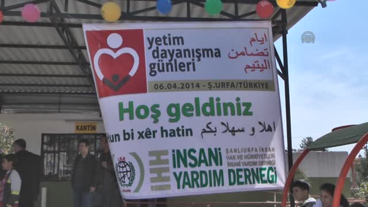 Yetim çocuklara oyuncak dağıtıldı -