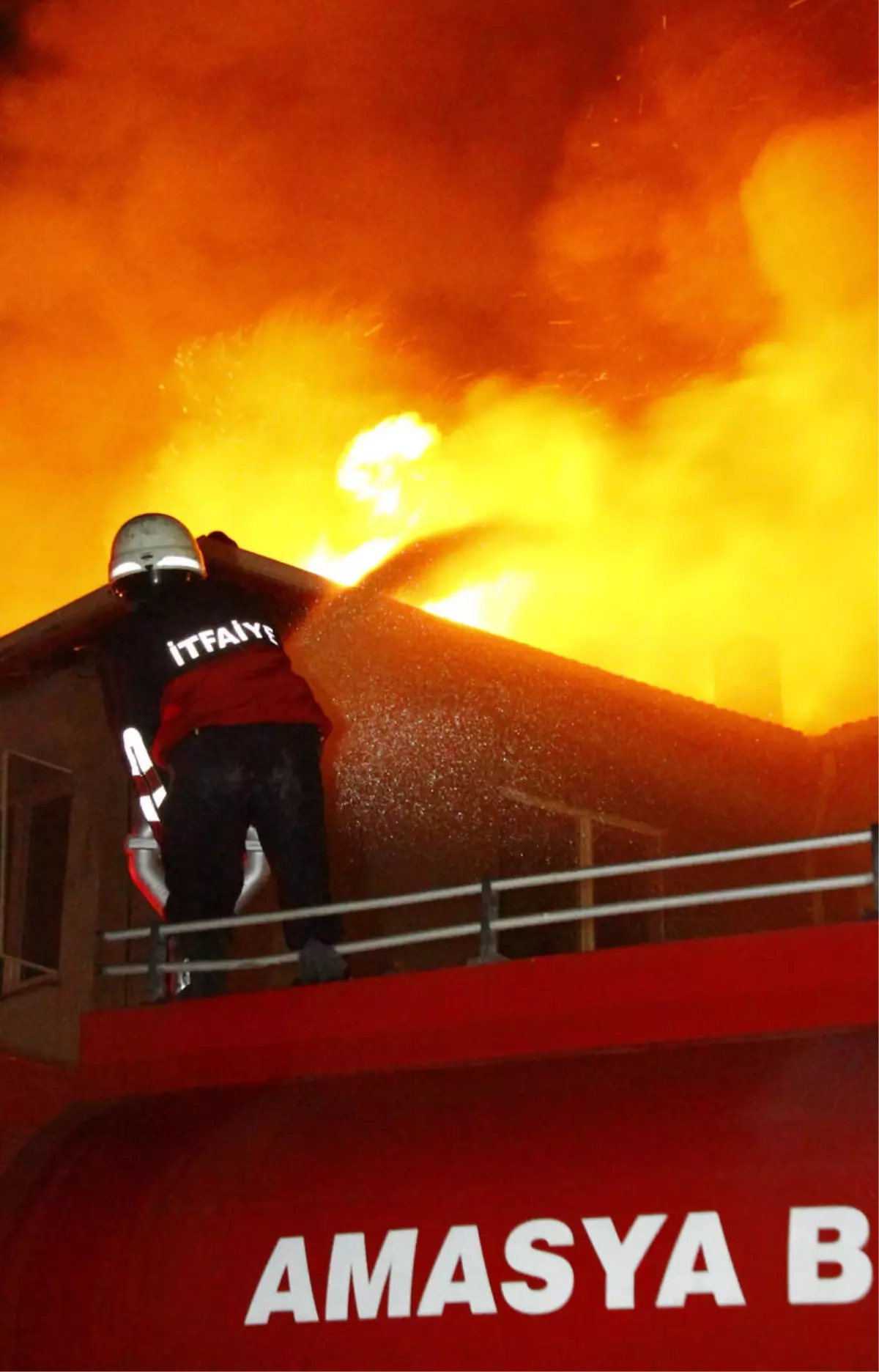 Amasya\'da Fabrika Yangını