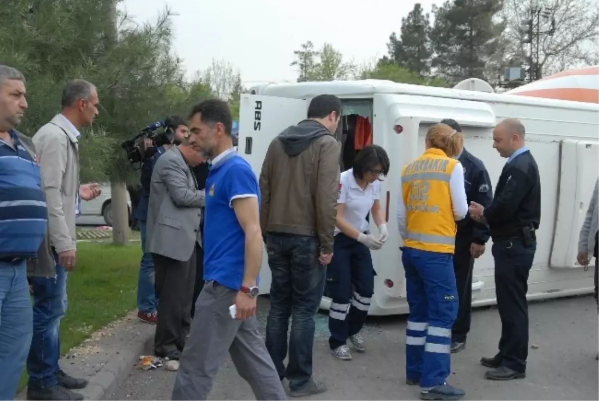 Diyarbakır\'da Beton Mikseri Otobüse Çarptı: 10 Yaralı