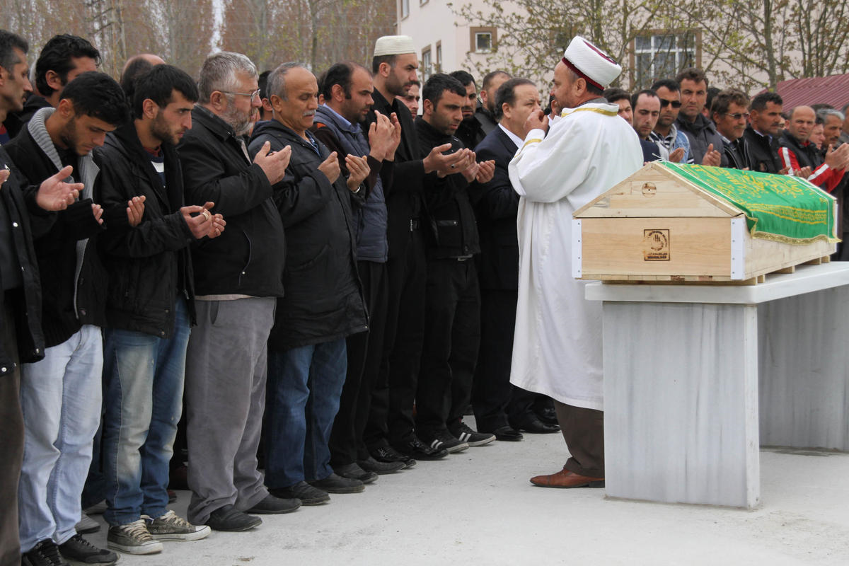 Viyadük İnşaatında İş Kazasında Ölen İşçi Toprağa Verildi