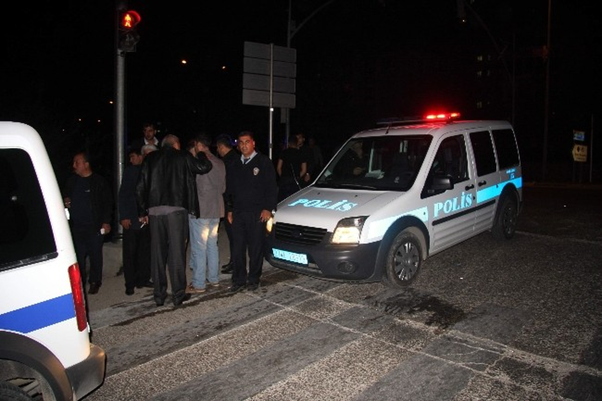 Dereye Uçan Otomobildeki Yolcular Kazayı Yara Almadan Atlattı