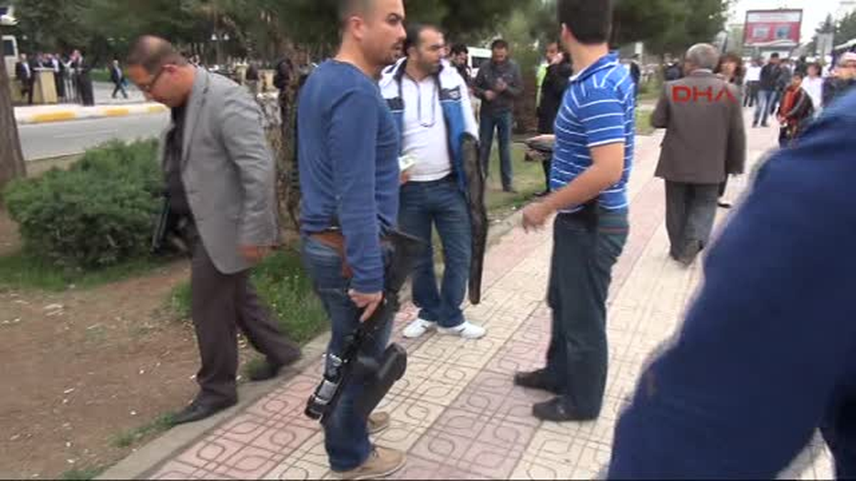 Diyarbakır Adliyesi Önünde Kanlı Kavga: 4 Yaralı