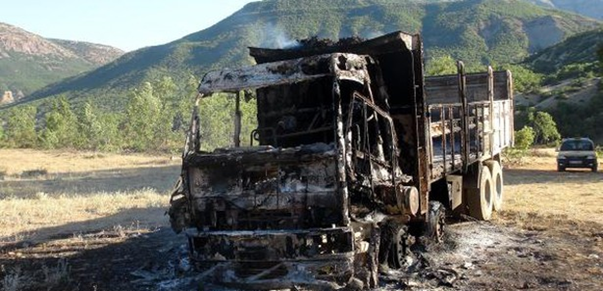 Diyarbakır-Bingöl Karayolunda 2 Kamyon Ateşe Verildi
