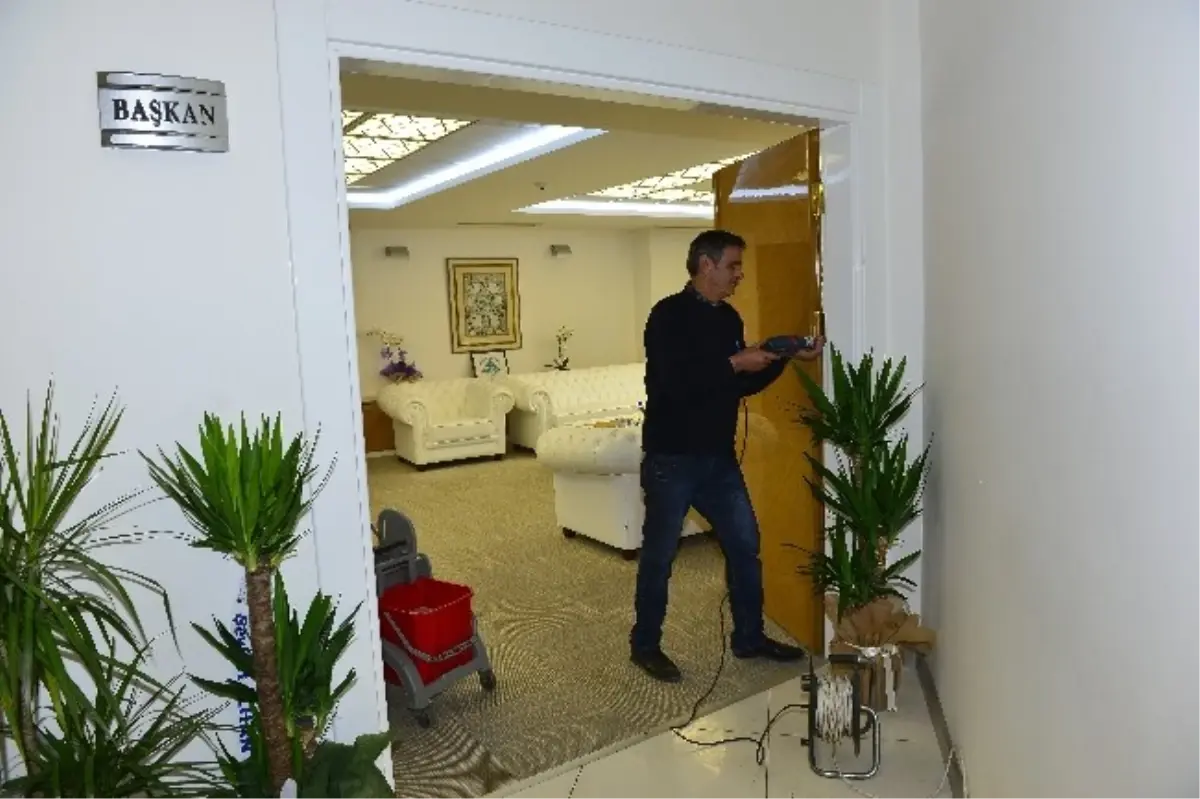 Edebali Makam Kapısını Söktürdü