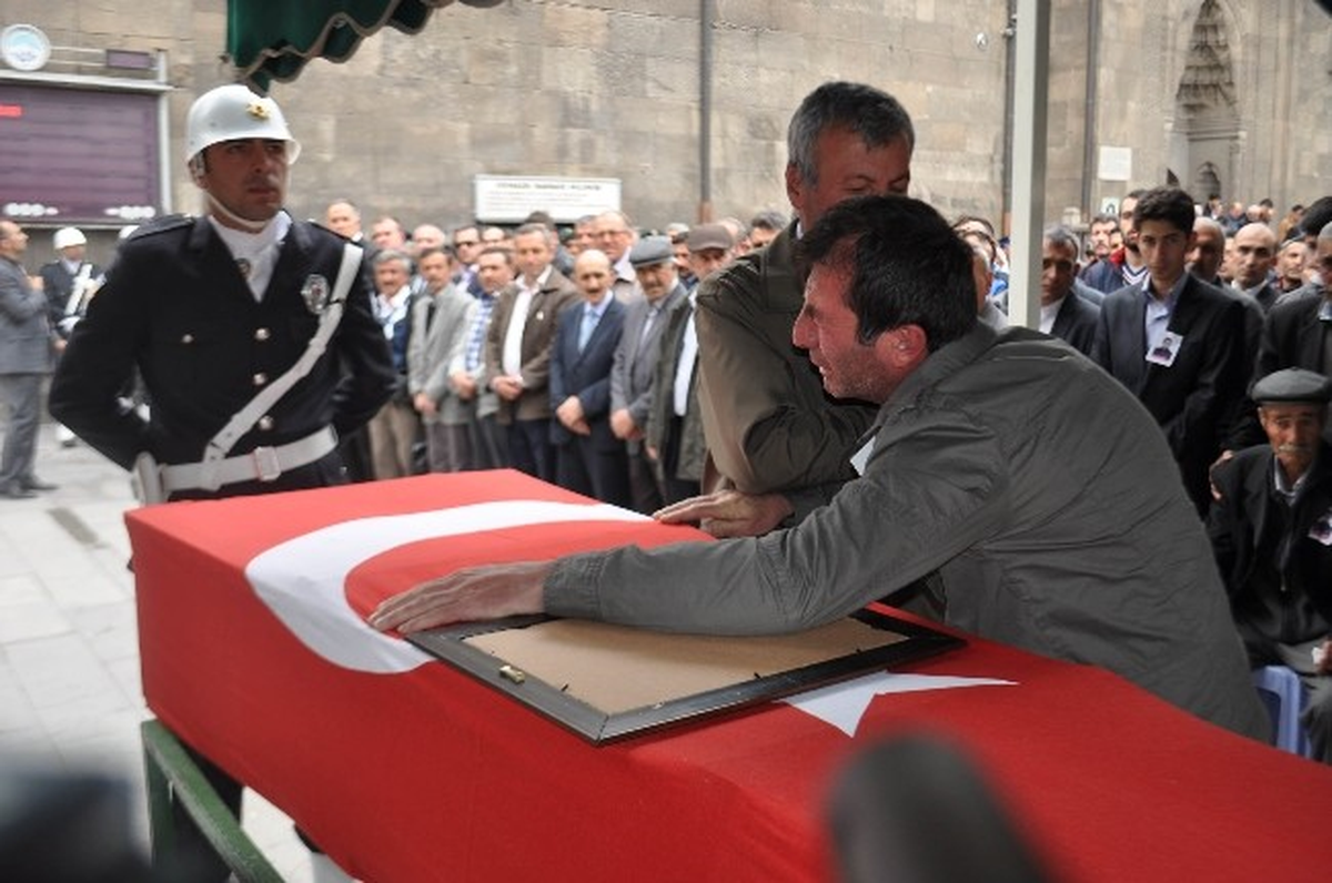 Kayseri\'de Şehit Polis Memuru Toprağa Verildi