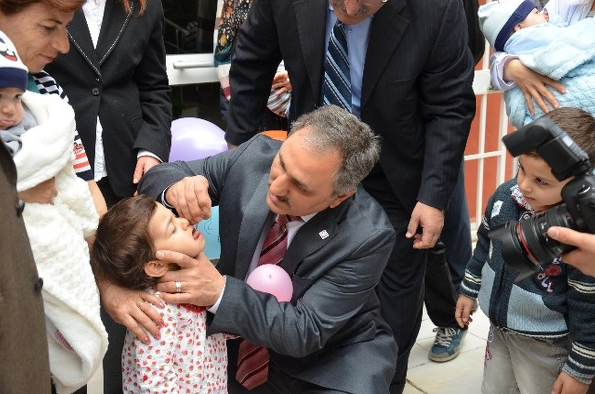 Mersin\'de Çocuklar Çocuk Felcine Karşı Aşılanıyor