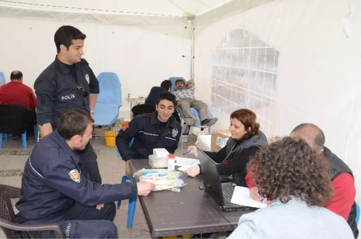 Polis Memurları Kan Verdi