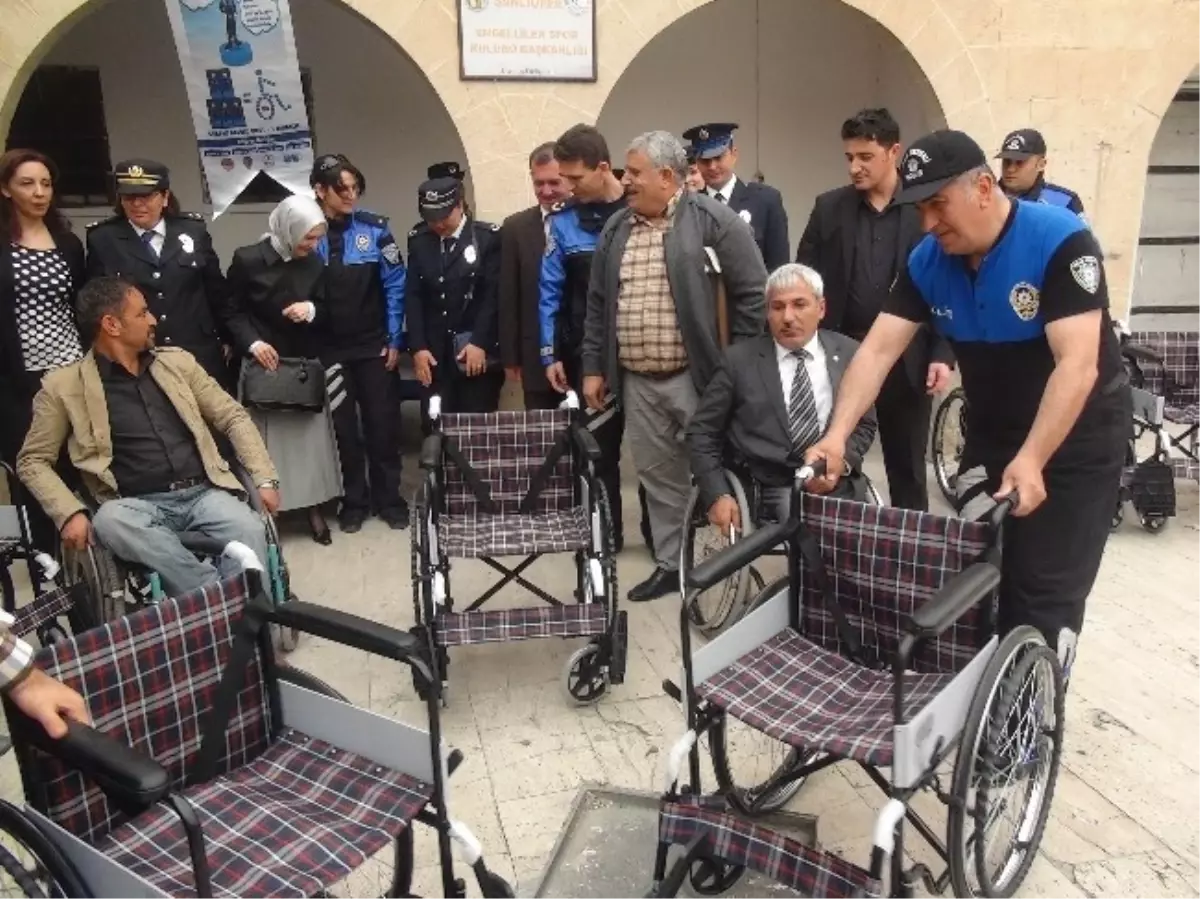 Polislerden Engellilere Tekerlekli Sandalye