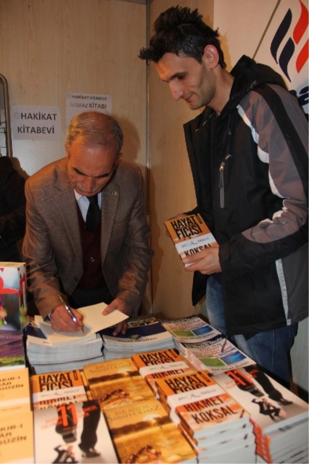 Türkiye Gazetesi Yazarlarından Hikmet Köksal, İmza Gününde