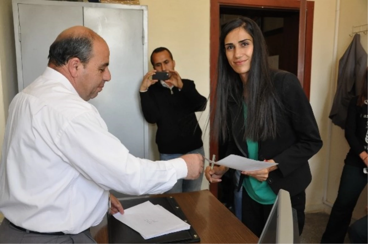 Türkiye\'nin İlk Süryani Belediye Başkanı Mazbatasını Aldı