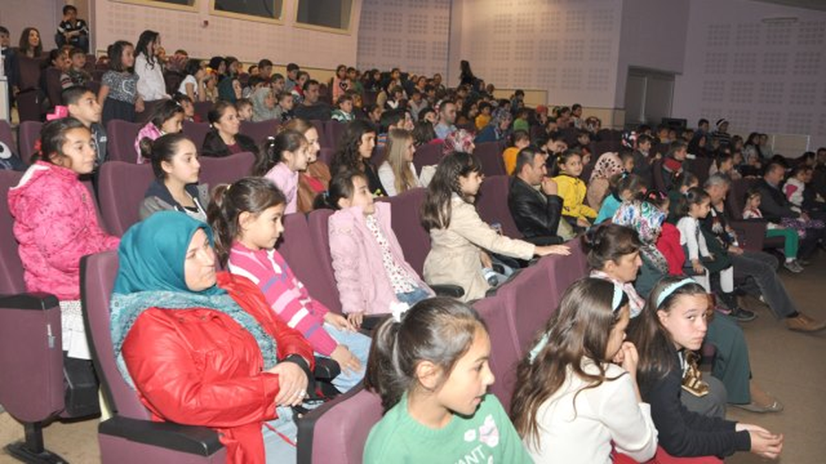 Üzülmez, Çocuklarla Tiyatro İzledi