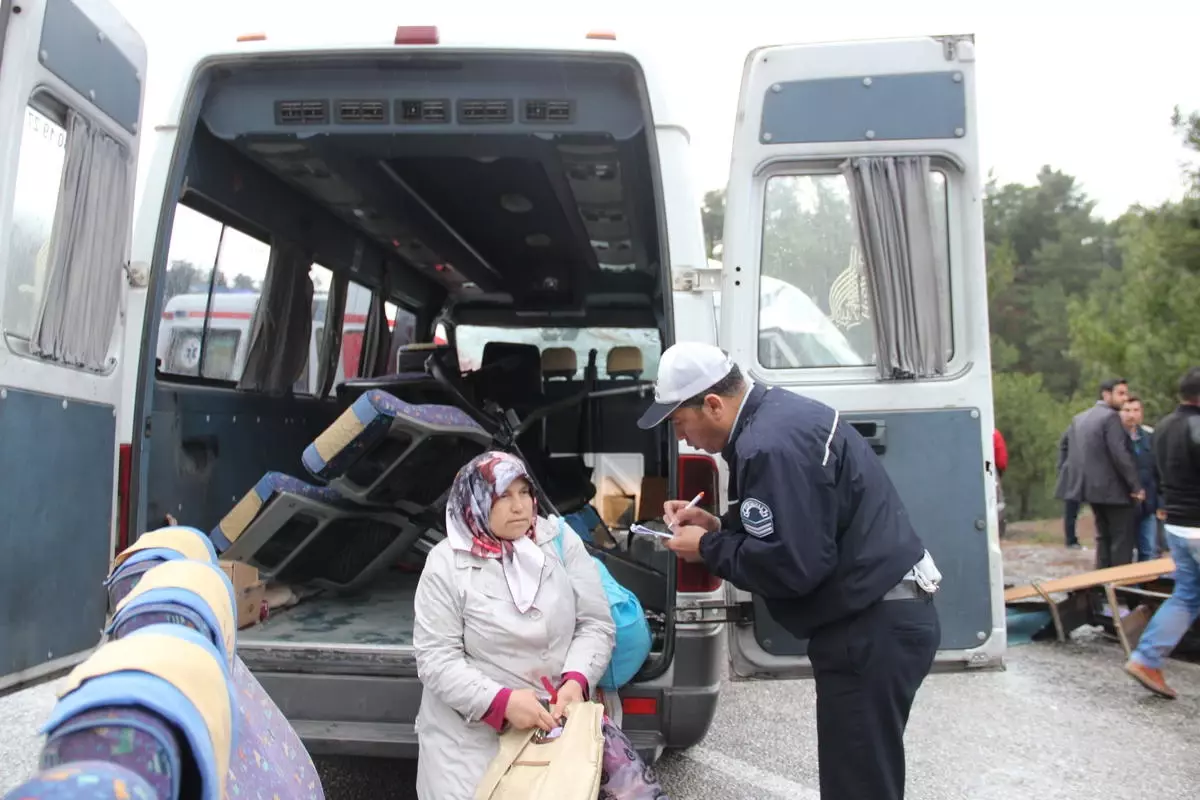 Denizli\'de Yolcu Minibüsü ile Kamyonet Çarpıştı: 12 Yaralı