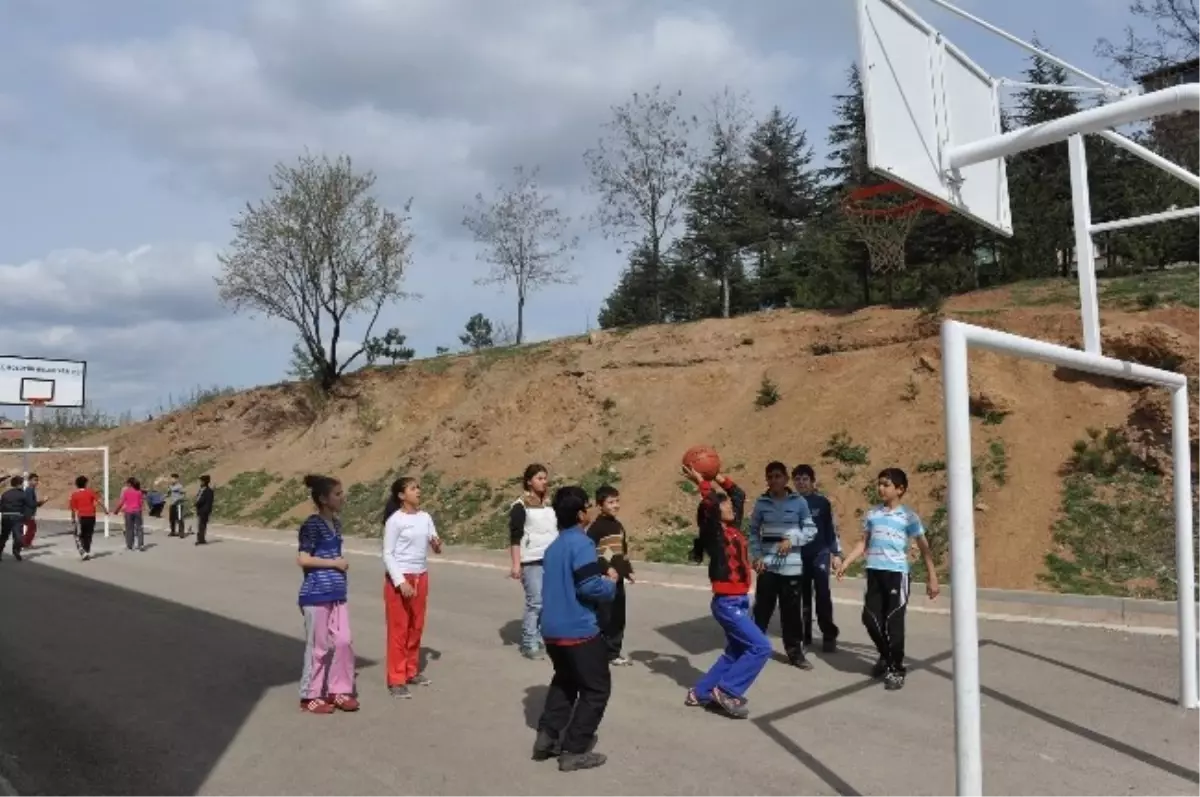 100. Yıl Ortaokulu\'na Basketbol Sahası