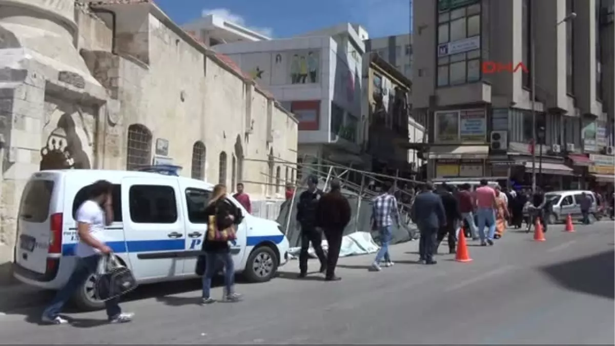 Adana\'da Şiddetli Rüzgar İnşaat İskelesini Devirdi