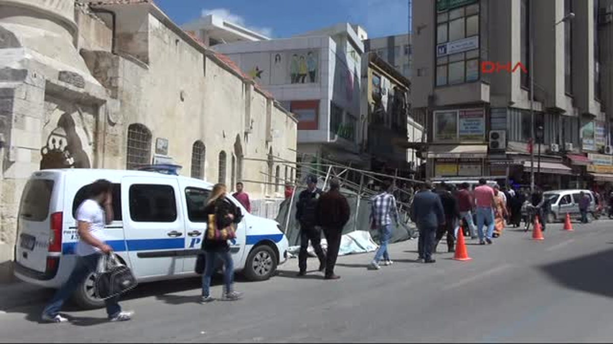 Adana\'da Şiddetli Rüzgar İnşaat İskelesini Devirdi