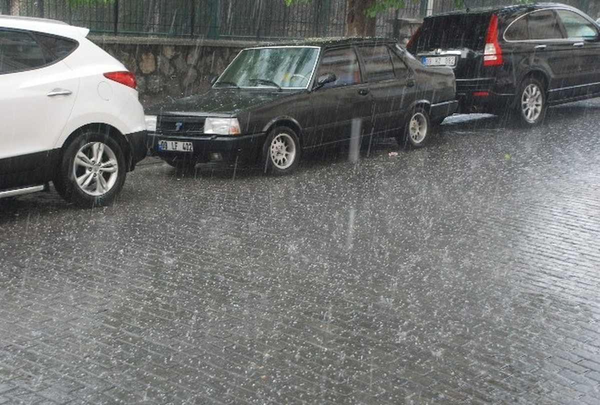 Aydın\'da Dolu ve Sağanak Yağış Hayatı Olumsuz Etkiledi