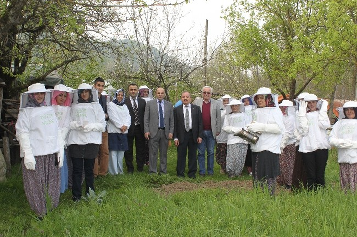 Düzceli Kadın Çiftçilere Arıcılık Eğitimi