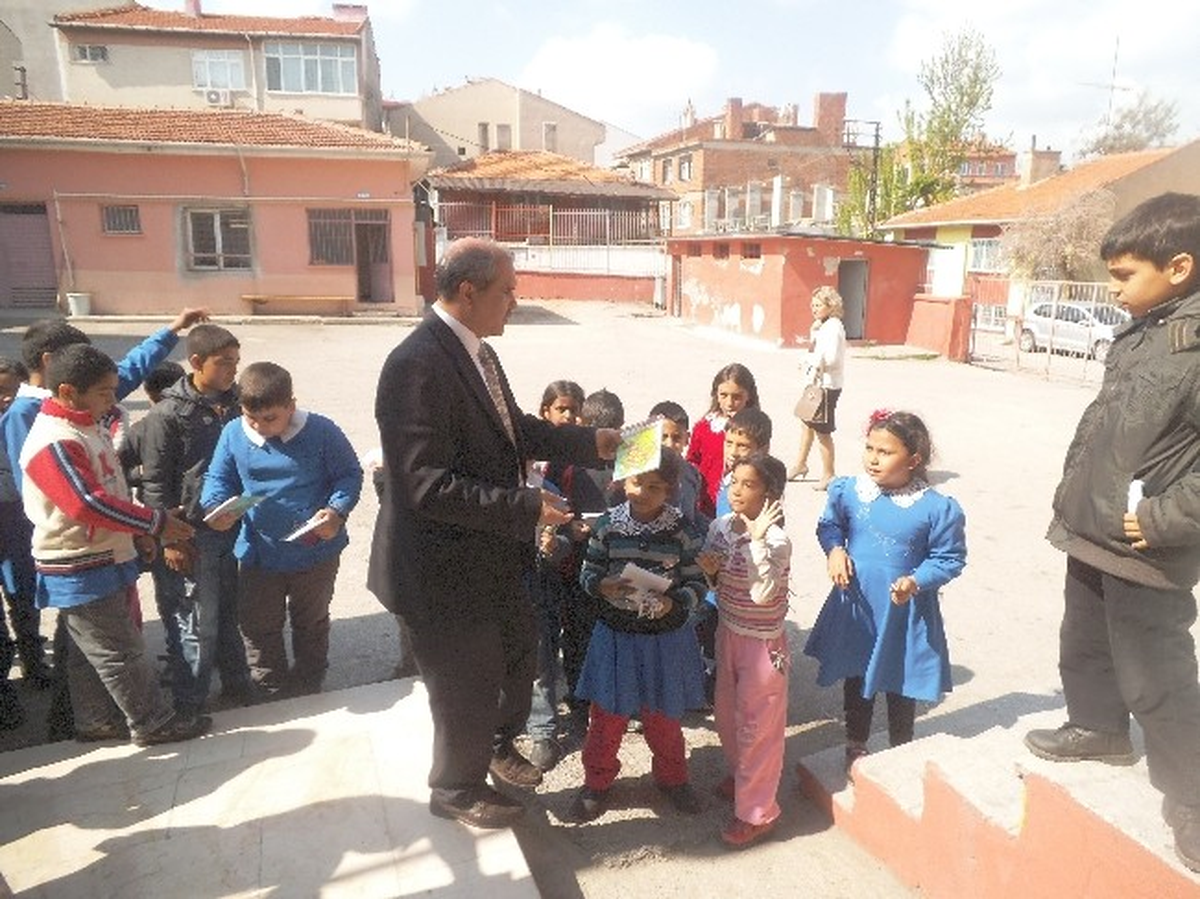 Edirne\'de \'Mutlu Yarınlar\' Projesi Kapsamında Çocuk Kitabı Dağıtıldı