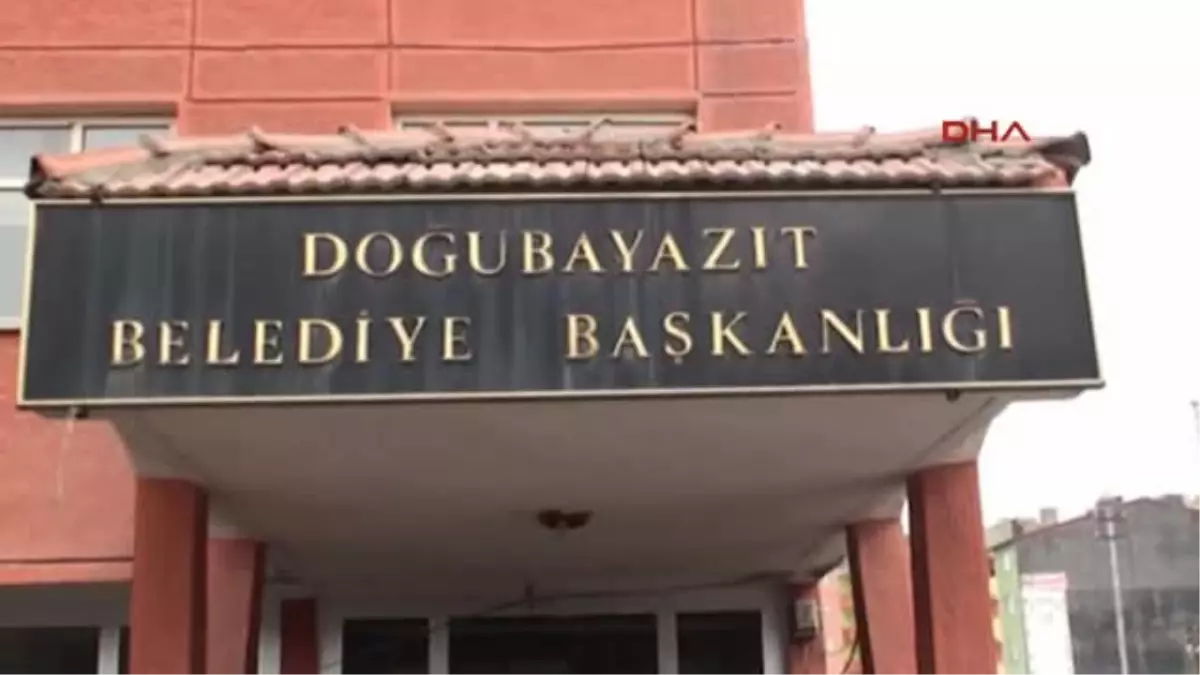 Eski Başkan Yeni Başkanı Çiçekle Karşıladı