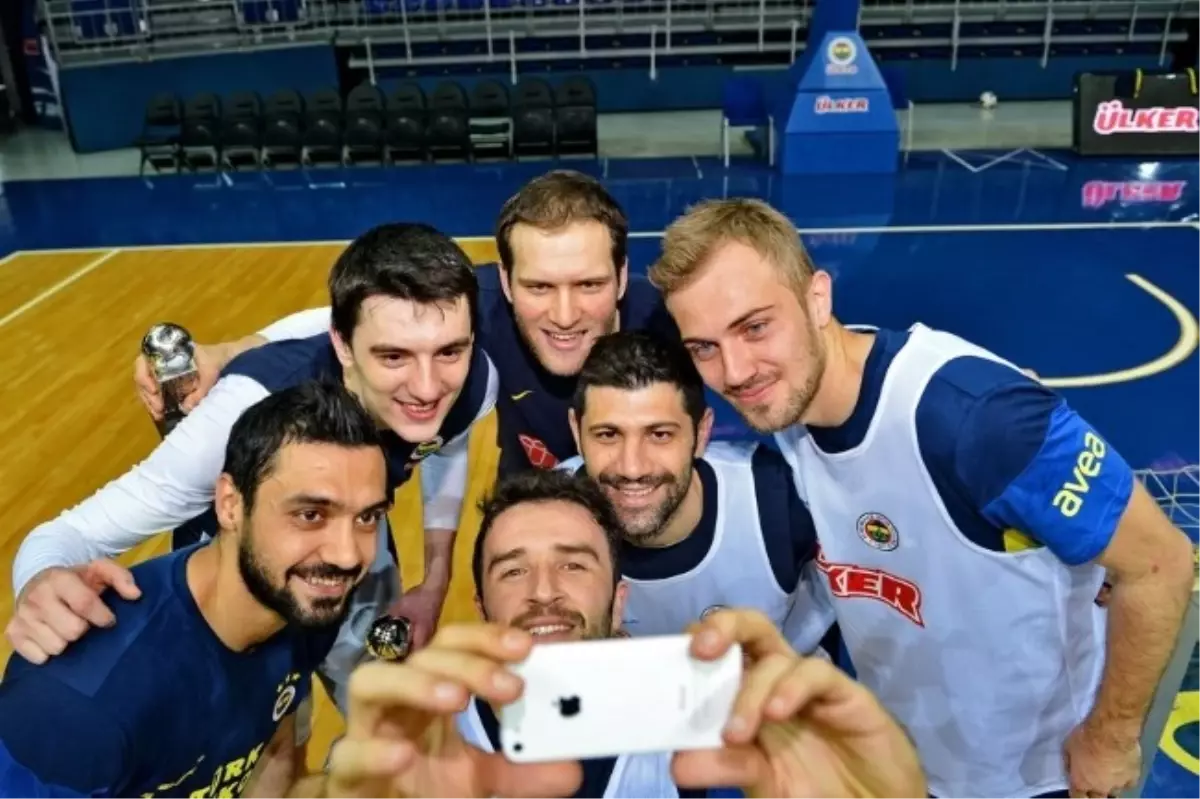 Fenerbahçeli Futbolcularla Basketbolcular Buluştu