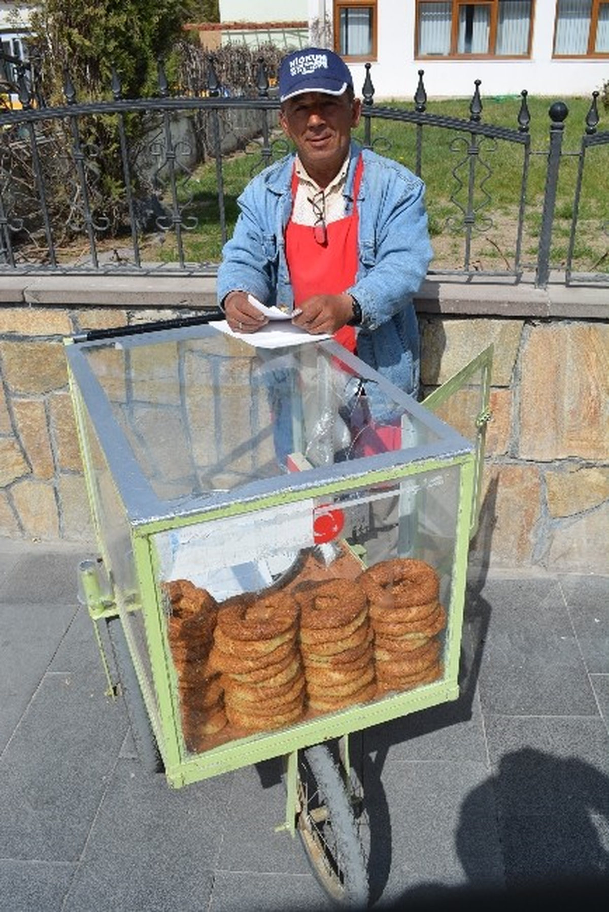 Günde 10 Kilometre Yürüyerek Simit Satıyor