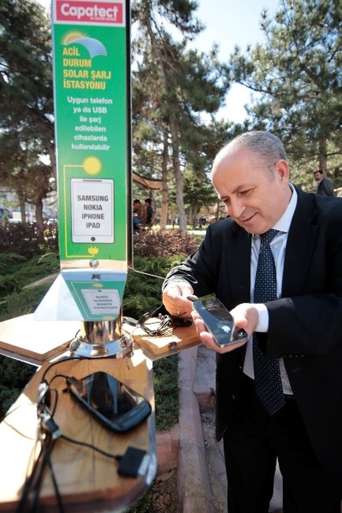 Güneş Enerjisi ile Çalışan Cep Telefonu Şarj İstasyonu Hizmette Girdi
