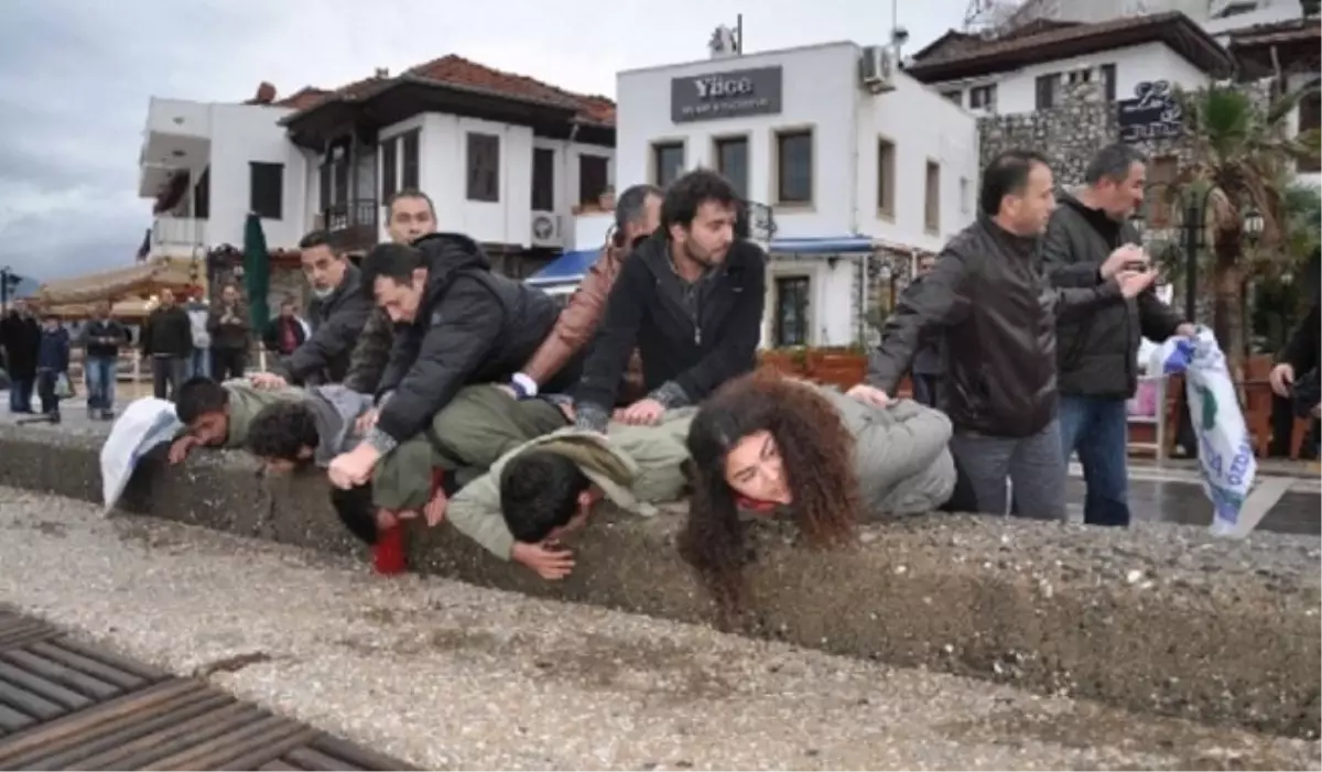 İtalyan Uçak Gemisini Protesto Davası