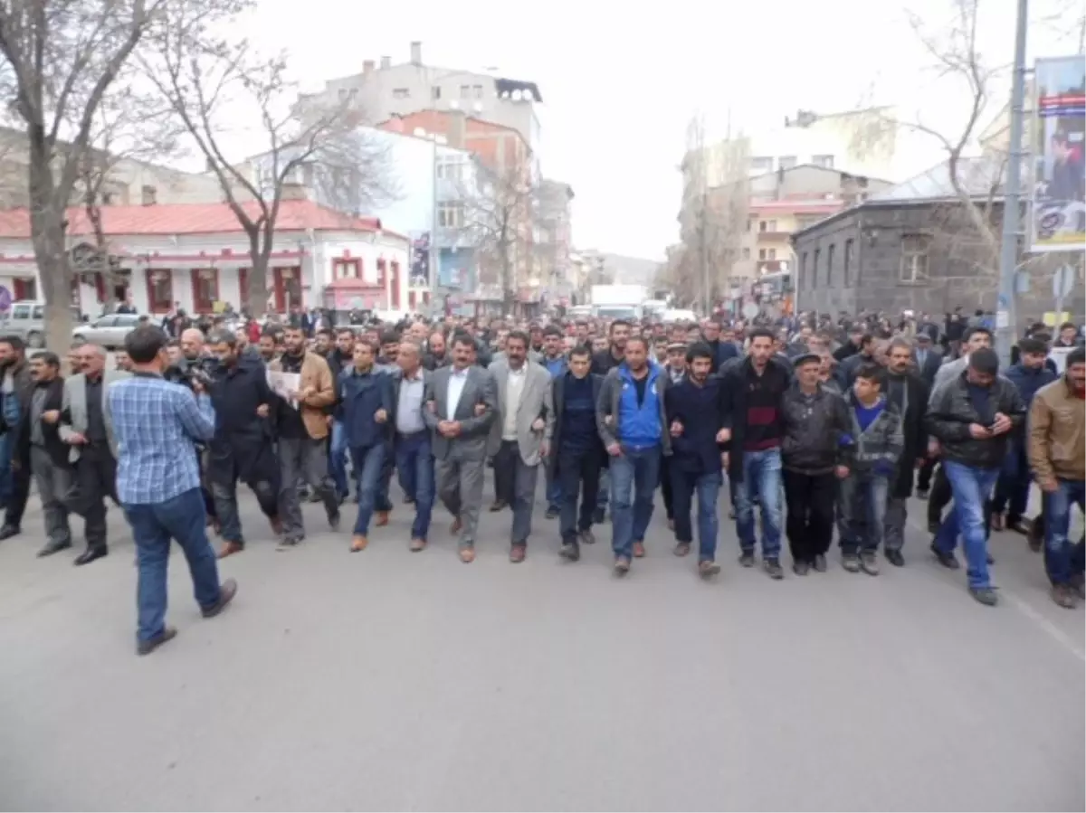 Kars\'ta Cesedi Bulunan Mert\'in Yakınları ile Polis Arasında Arbede