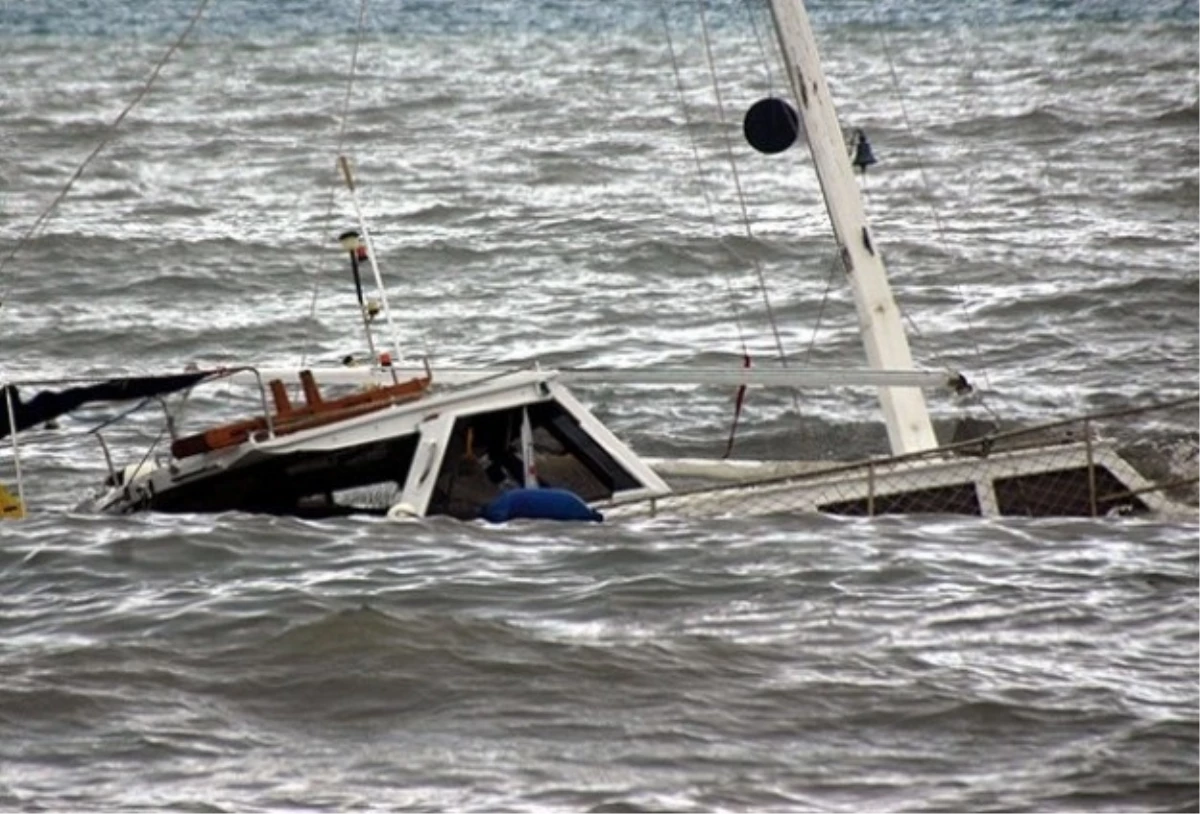 Liberya\'da Tekne Alabora Oldu: 5 Ölü, 15 Kayıp