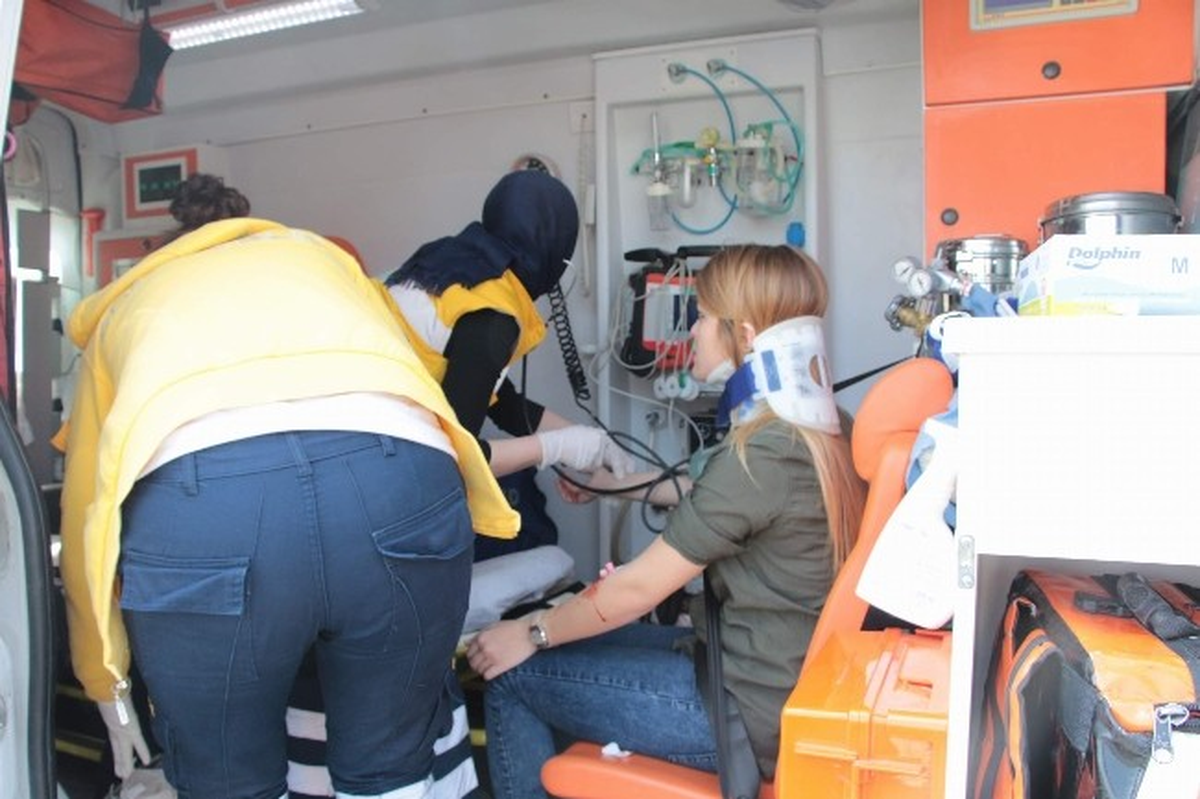 Manisa\'da Otomobil Yayalara Çarptı: 4 Yaralı