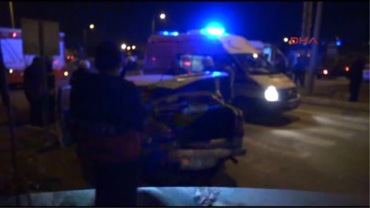 Sivas\'ta Tır Taksiye Çarptı: 5 Yaralı