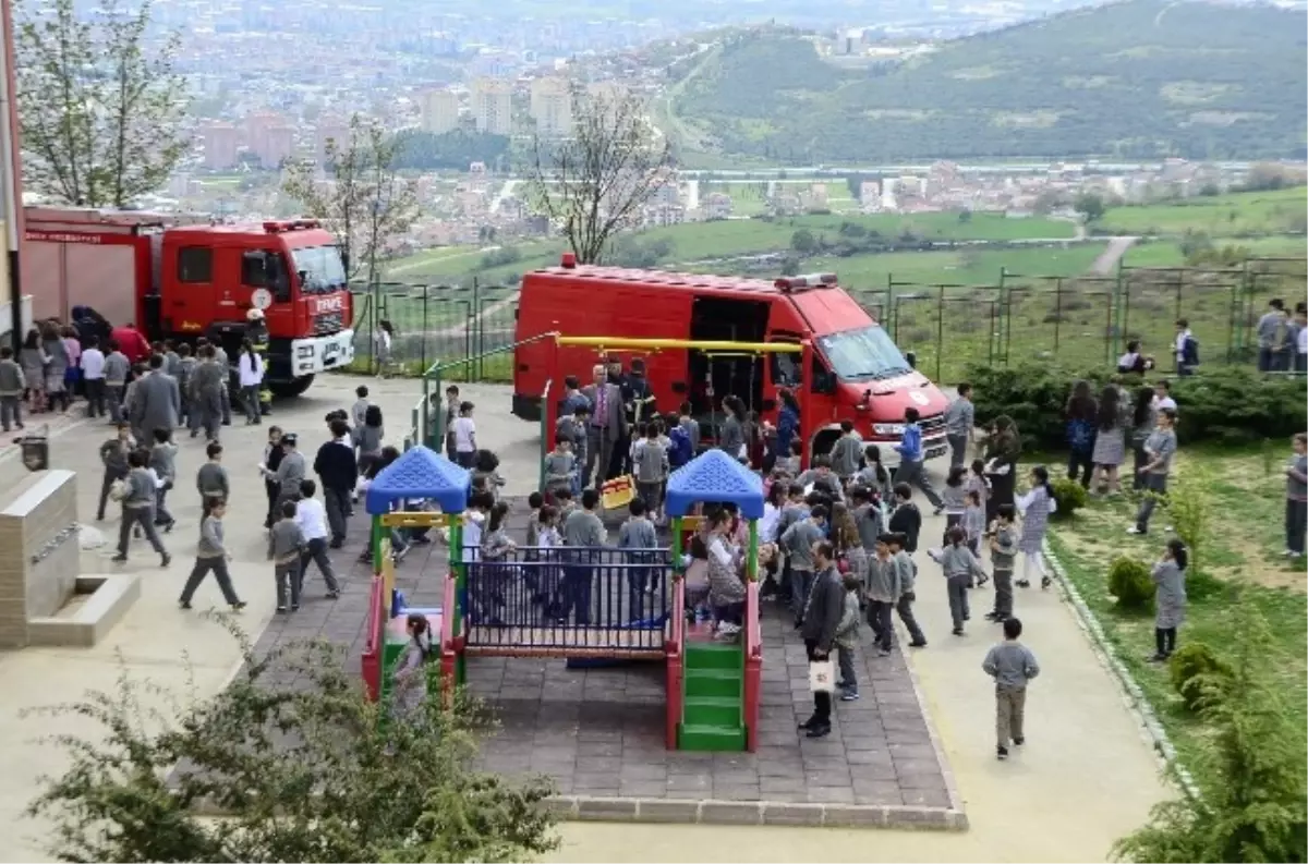 Tahterevalliye Sıkışan Öğrenciyi İtfaiye Kurtardı