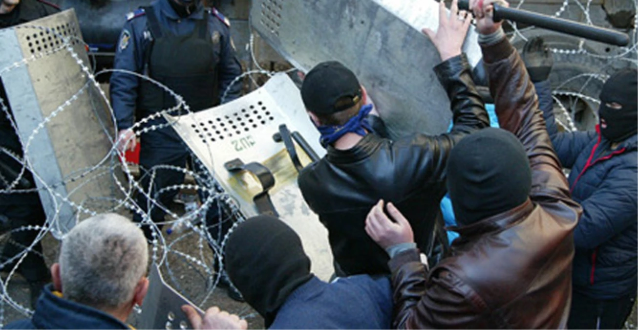 Ukrayna\'da, Rus Yanlıları İstihbarat Binasını İşgal Etti