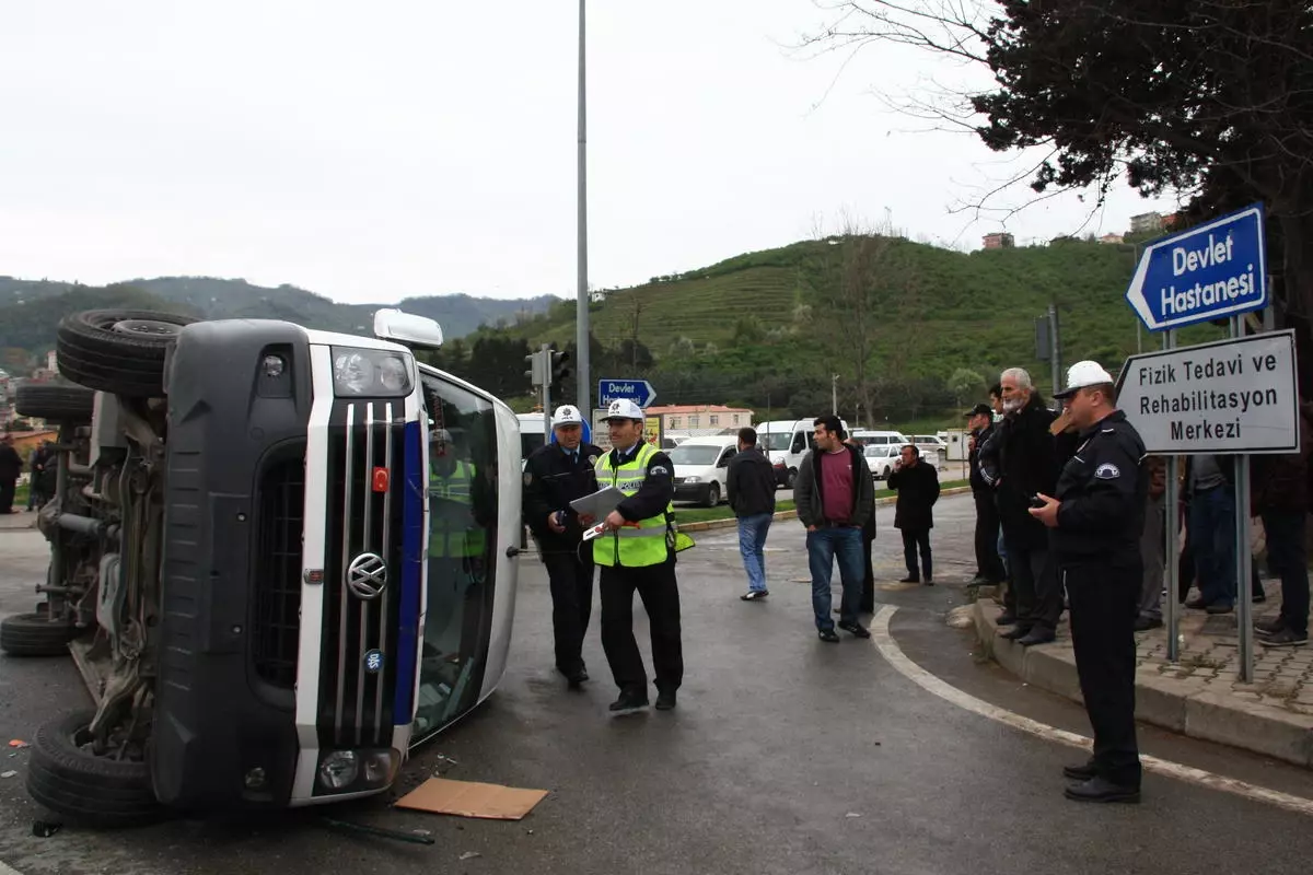 Yolcu Minibüsleri Çarpıştı: 9 Yaralı