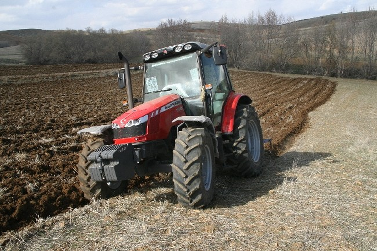 Yozgat\'ta Çiftçiler Tarla Sürümüne Başladı