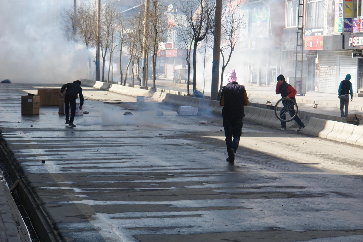 Yüksekova\'da İzinsiz Gösteriye Polis Müdahalesi