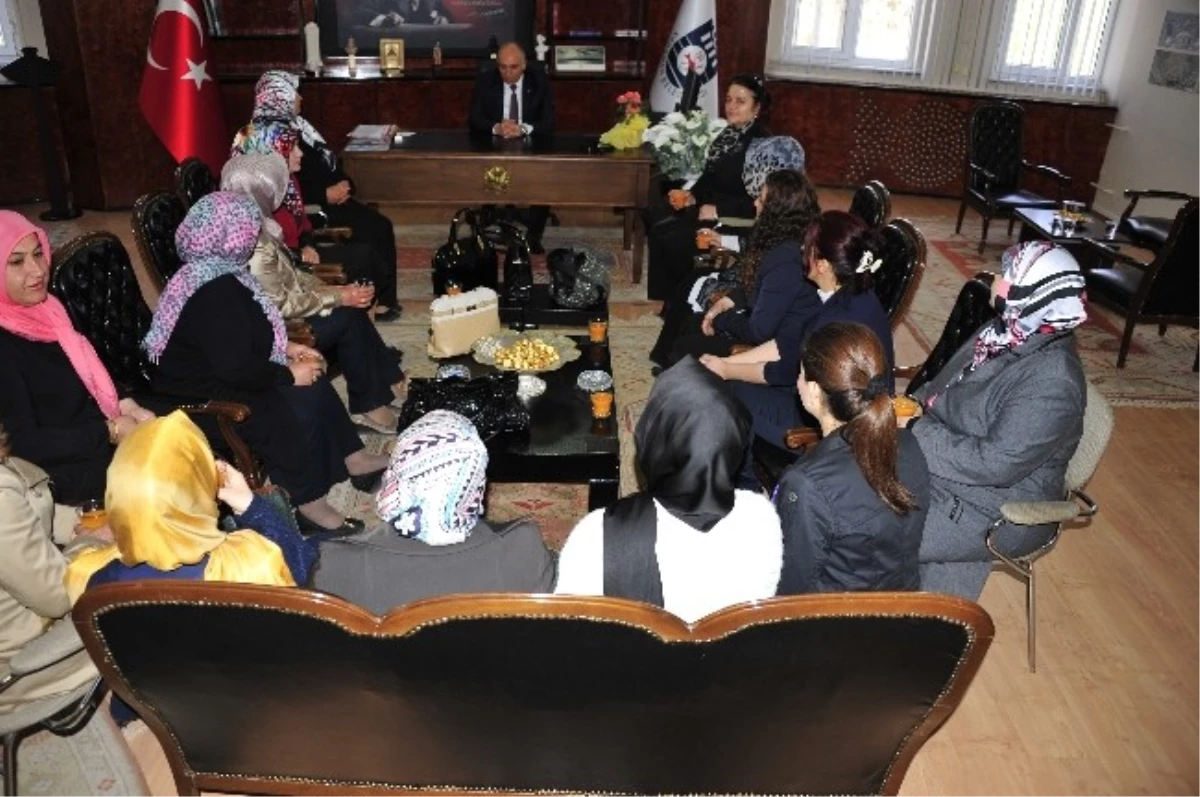 AK Parti Kadın Kollarından Başkan Çalışkan\'a Ziyaret