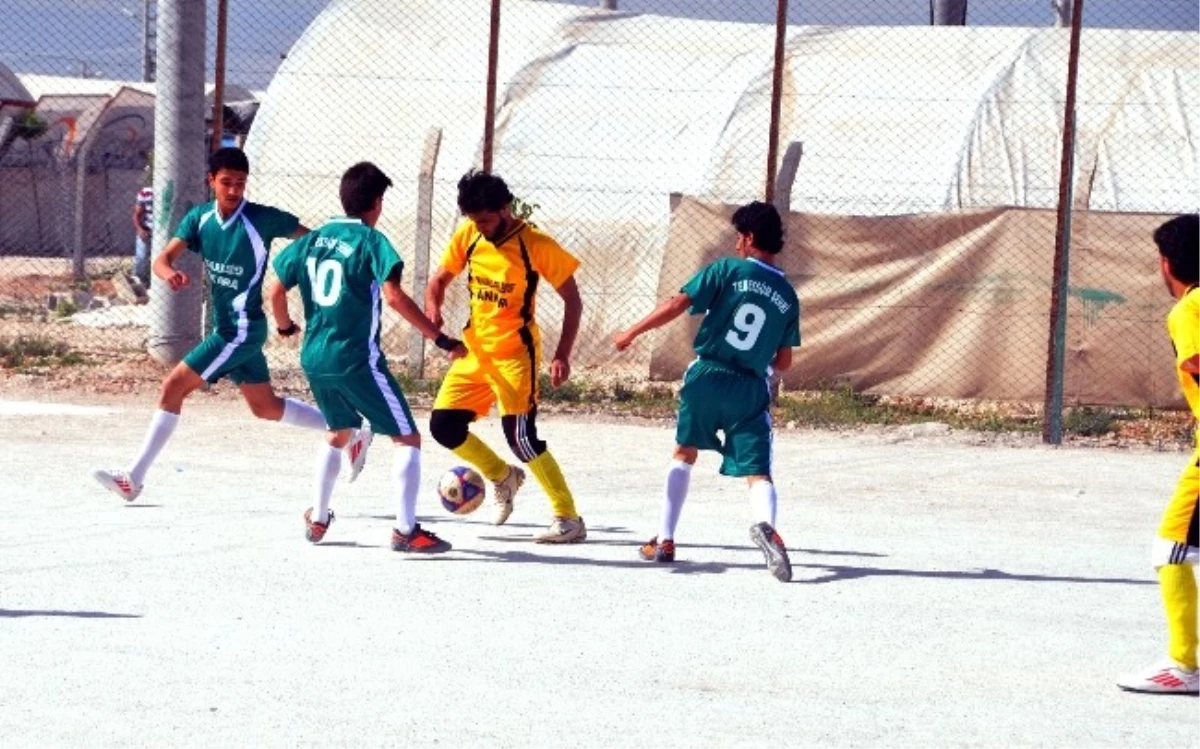 Çadır Kentte 20 Takım Arasında Futbol Turnuvası Başladı