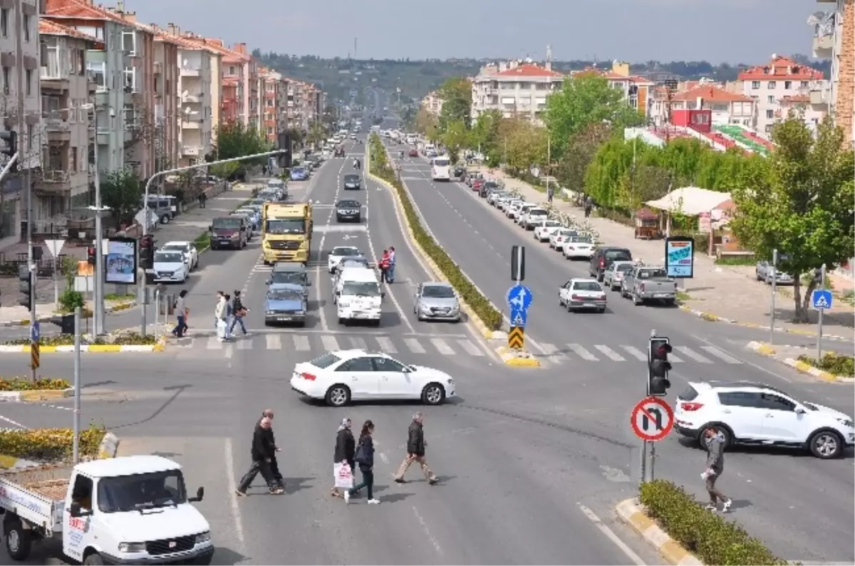 D-100 Karayolunda Üst Geçidi Kullanmayan Vatandaşlar Tehlikeye Davetiye Çıkarıyor