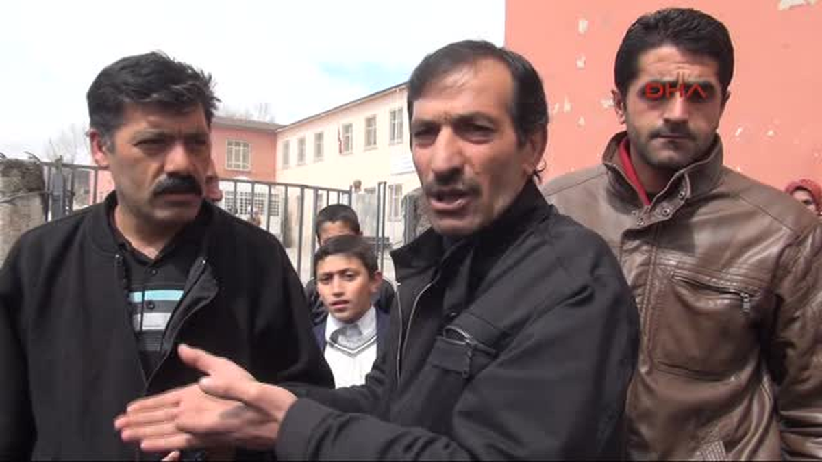 Esnaf, Mert İçin \'Vahşeti Kınıyoruz\' Afişi Astı